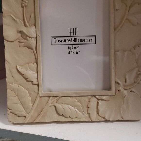 Treasured Memories. NWT. Stone Like Flowered Picture Frame.  Heavy.  4x6. - Picture 7 of 8